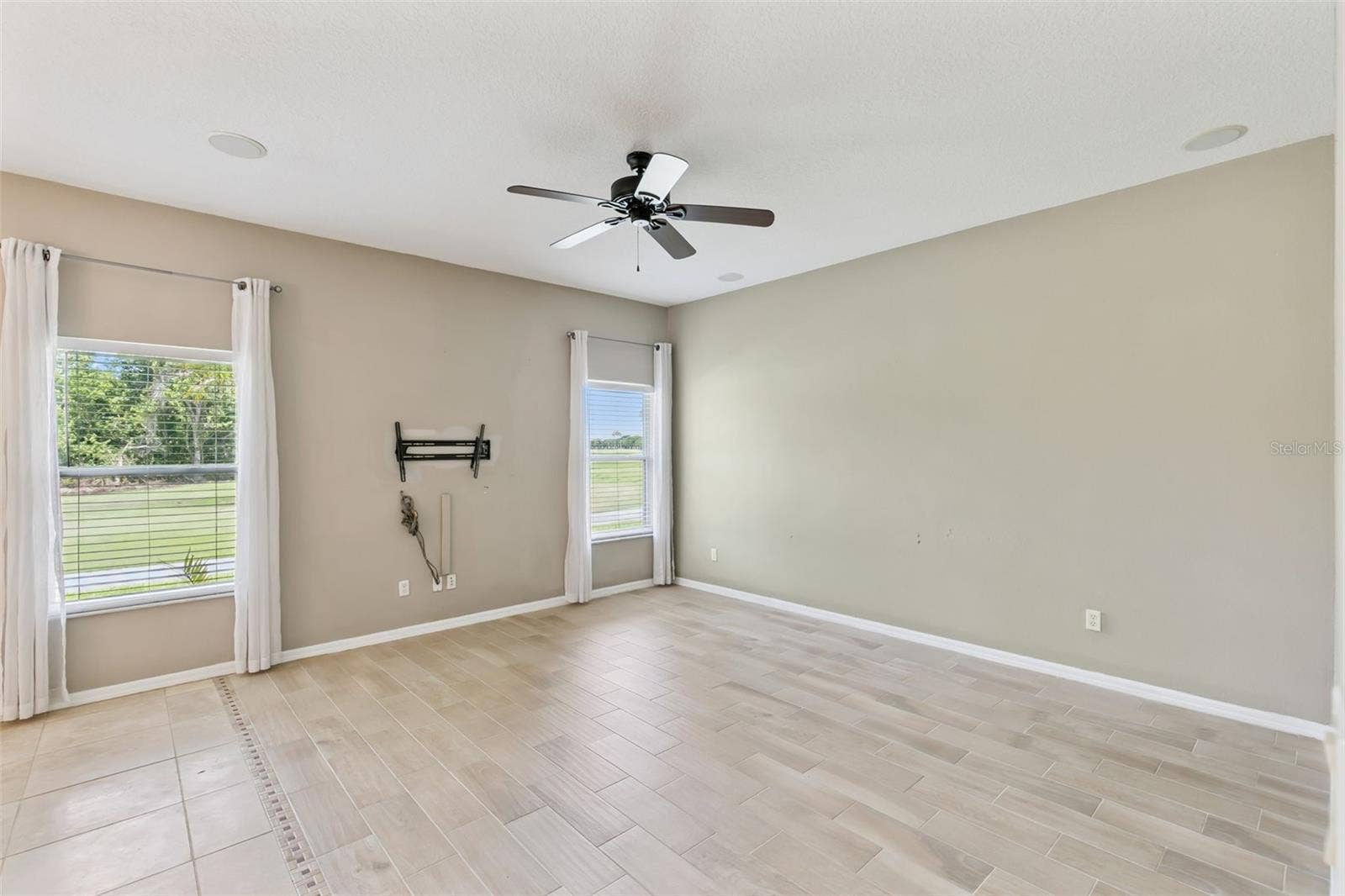 237 STRATHMORE CIRCLE, Kissimmee, FL 34744 Living room.