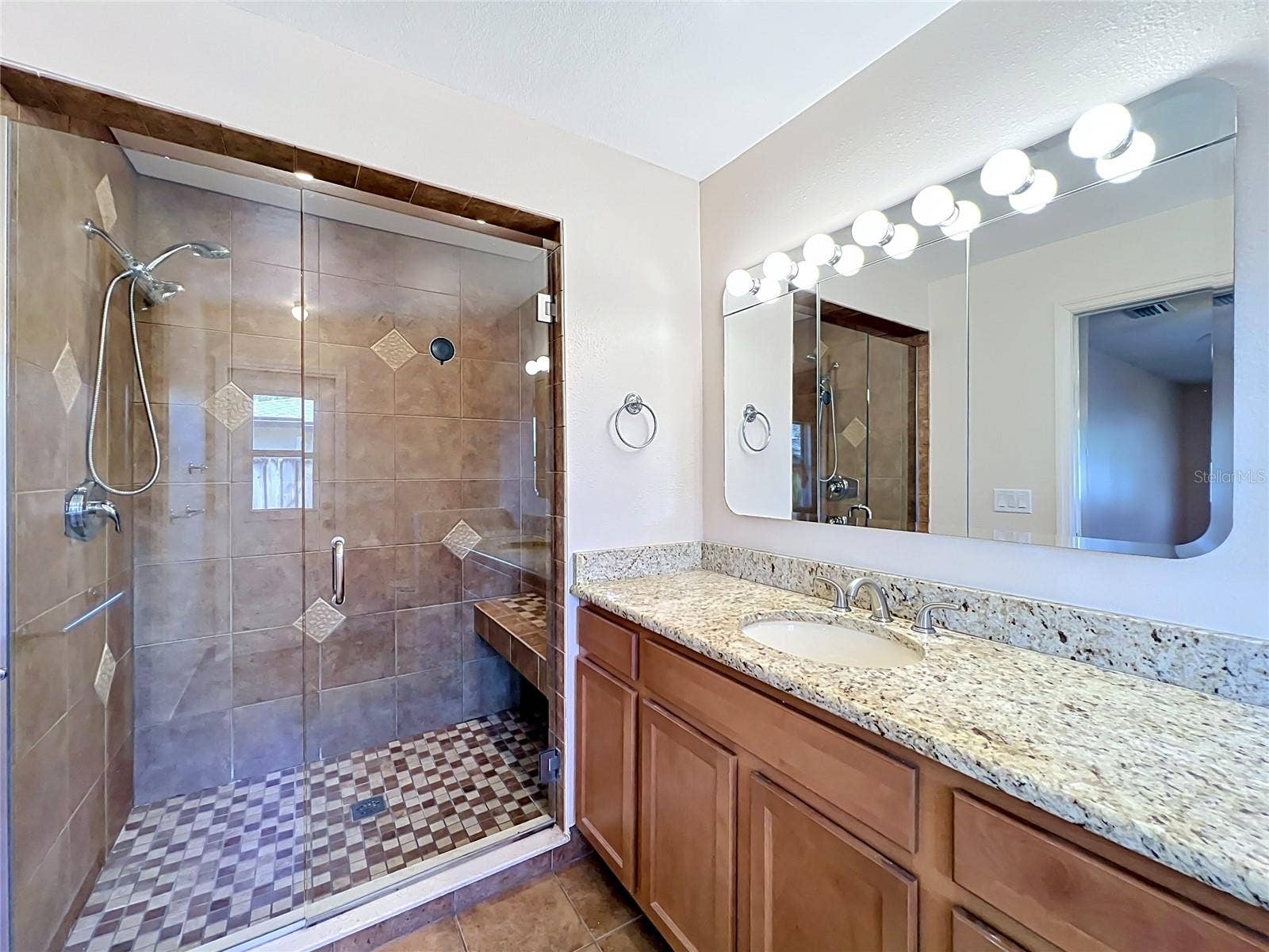 105 CEDAR OAK TRAIL, Longwood, FL 32750 Walk in show inlaw