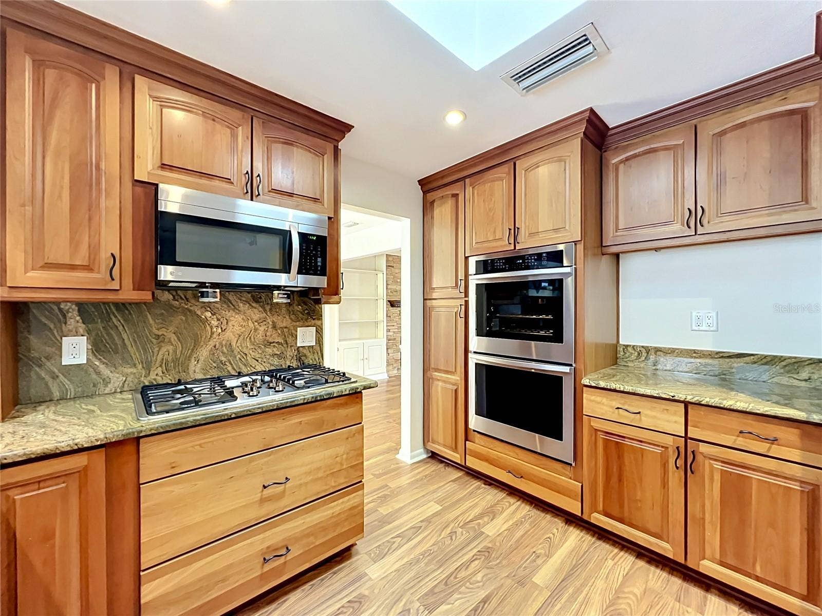 105 CEDAR OAK TRAIL, Longwood, FL 32750 Quality Stainless appliances and cabinetry