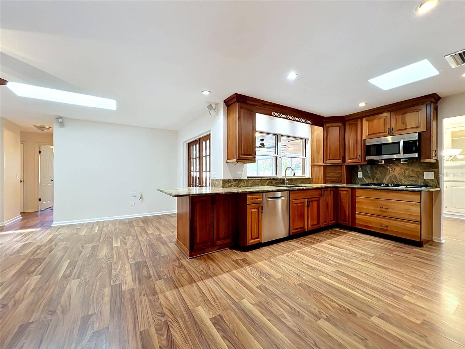 105 CEDAR OAK TRAIL, Longwood, FL 32750 Breakfast bar at end of counter for informal meals