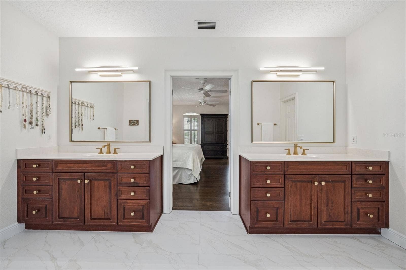 450 LAKEWOOD DRIVE, Winter Park, FL 32789 Primary suite with double vanity