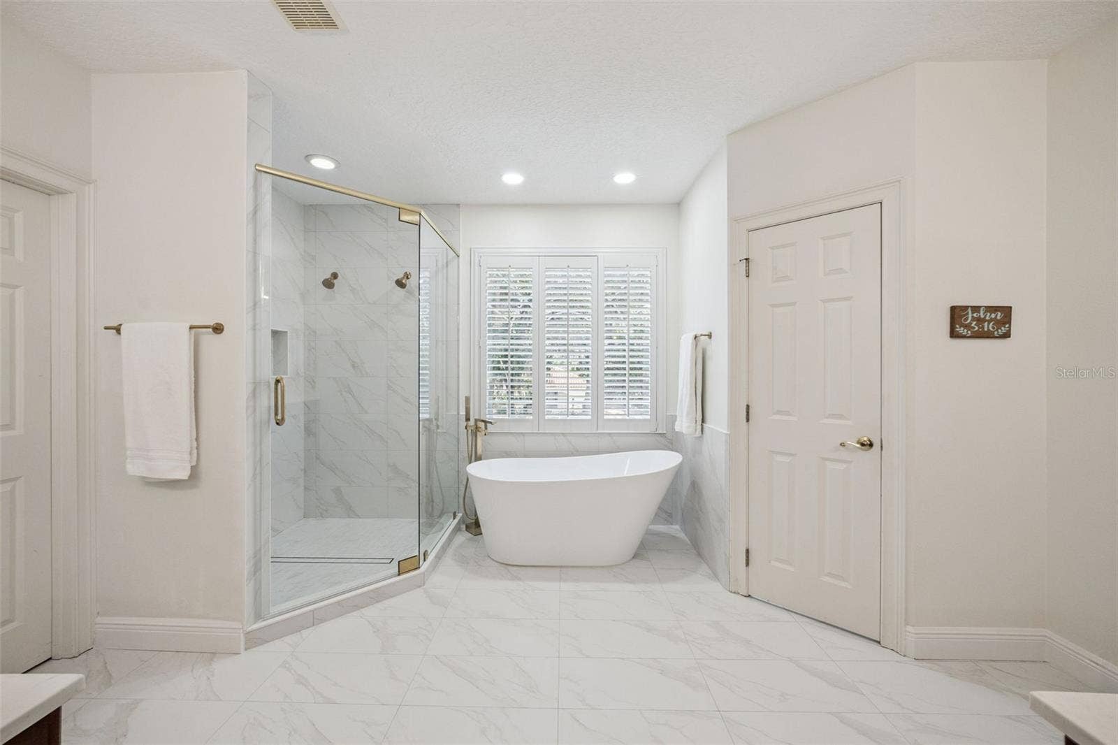 450 LAKEWOOD DRIVE, Winter Park, FL 32789 Beautiful newly renovated primary suite with glass shower doors, soaking tub, private water closet and walk in updated closet