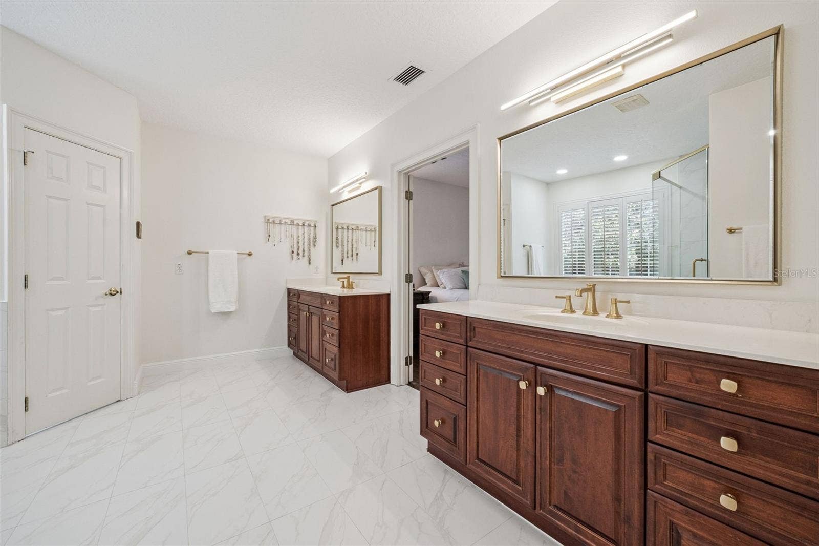 450 LAKEWOOD DRIVE, Winter Park, FL 32789 Updated primary bathroom with double vanities
