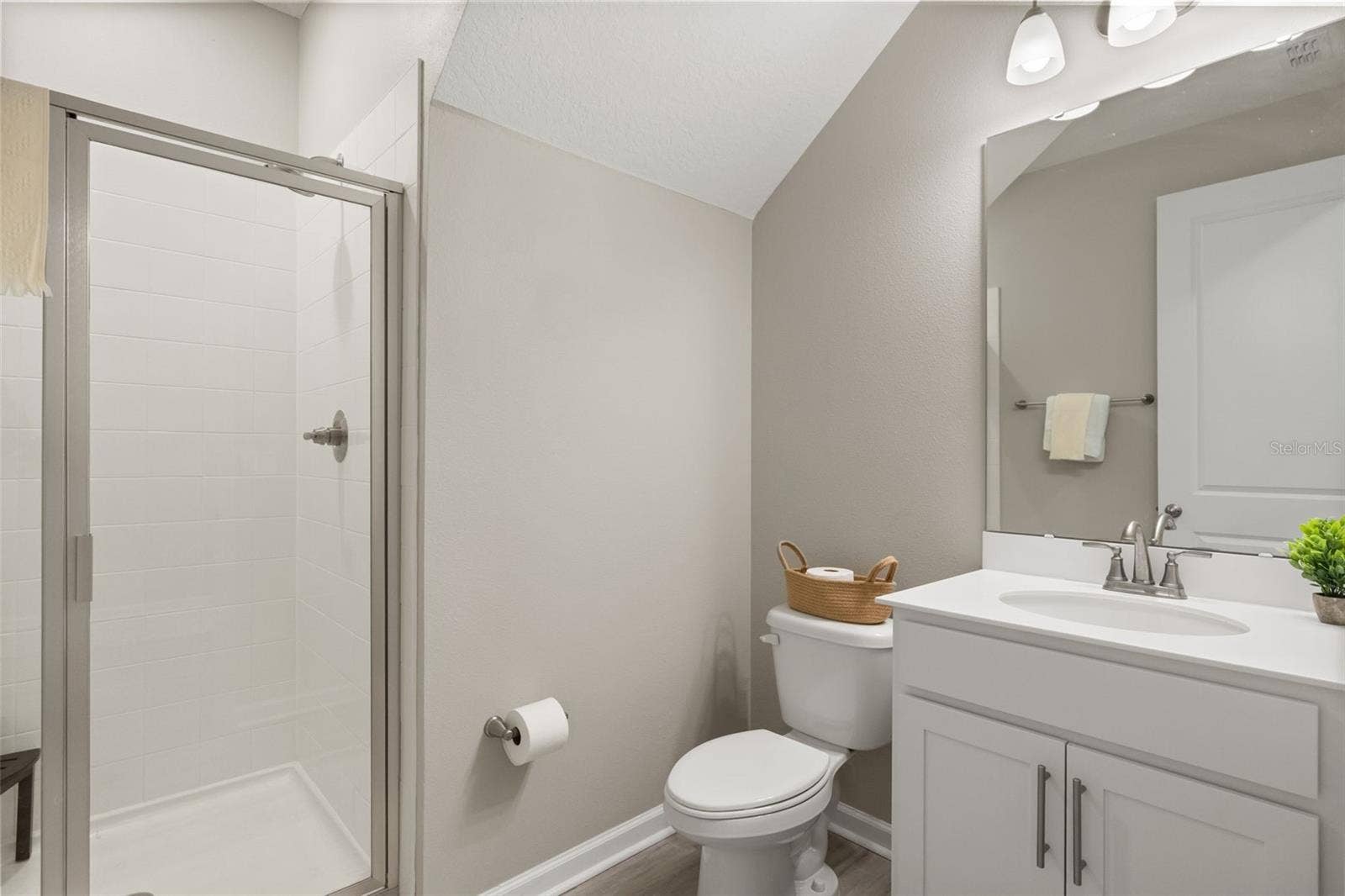 1st-Floor Full Bathroom