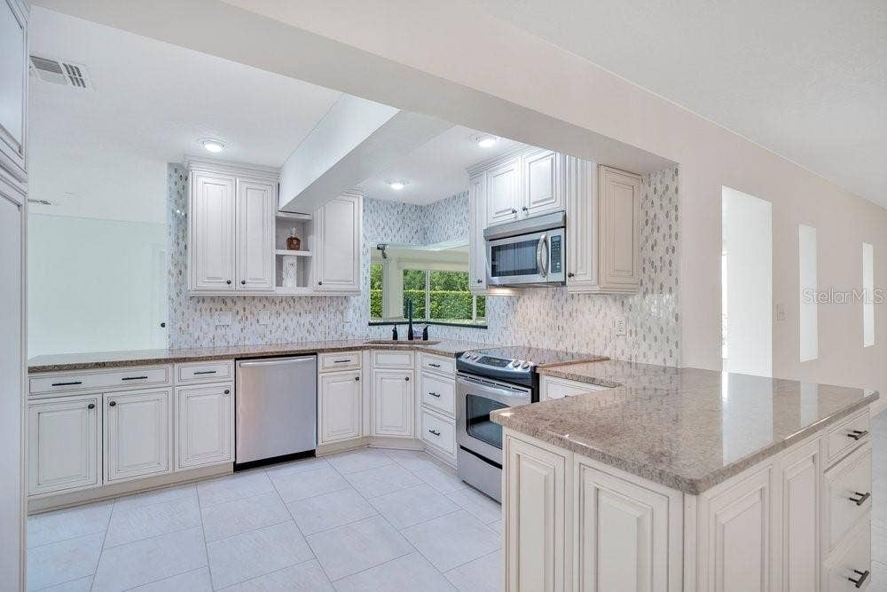 3108 TROY DRIVE, Orlando, FL 32806 Kitchen