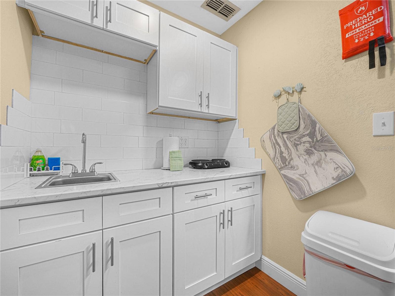 221 CITRUS GROVE BOULEVARD S, Polk City, FL 33868 Kitchenette Cove