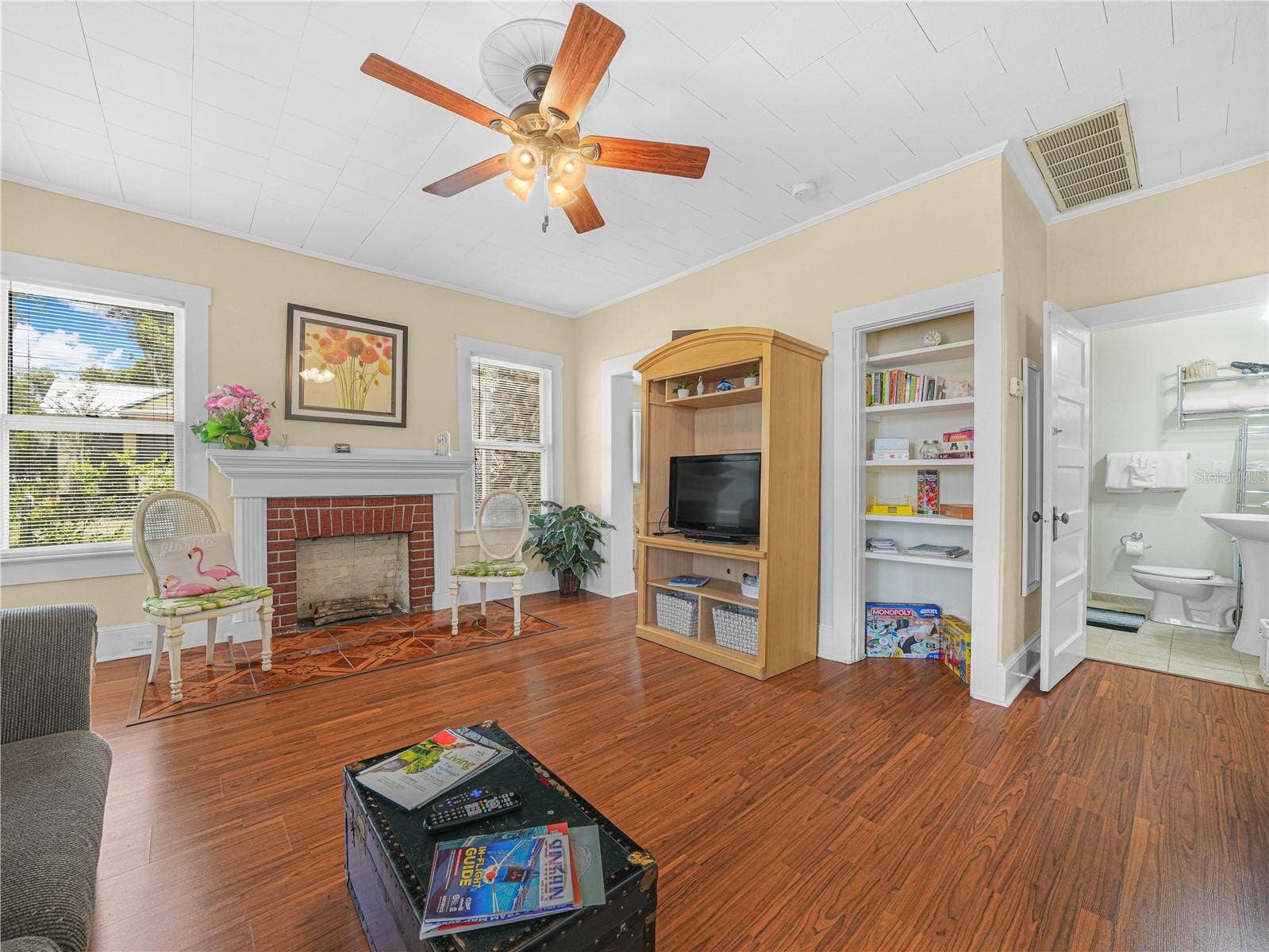 221 CITRUS GROVE BOULEVARD S, Polk City, FL 33868 Cottage Living Room