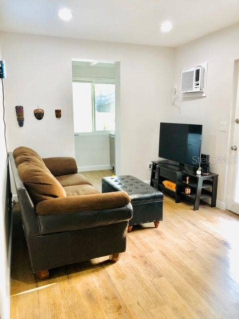 408 HOLT AVENUE, Winter Park, FL 32789 Middle unit (1/1)