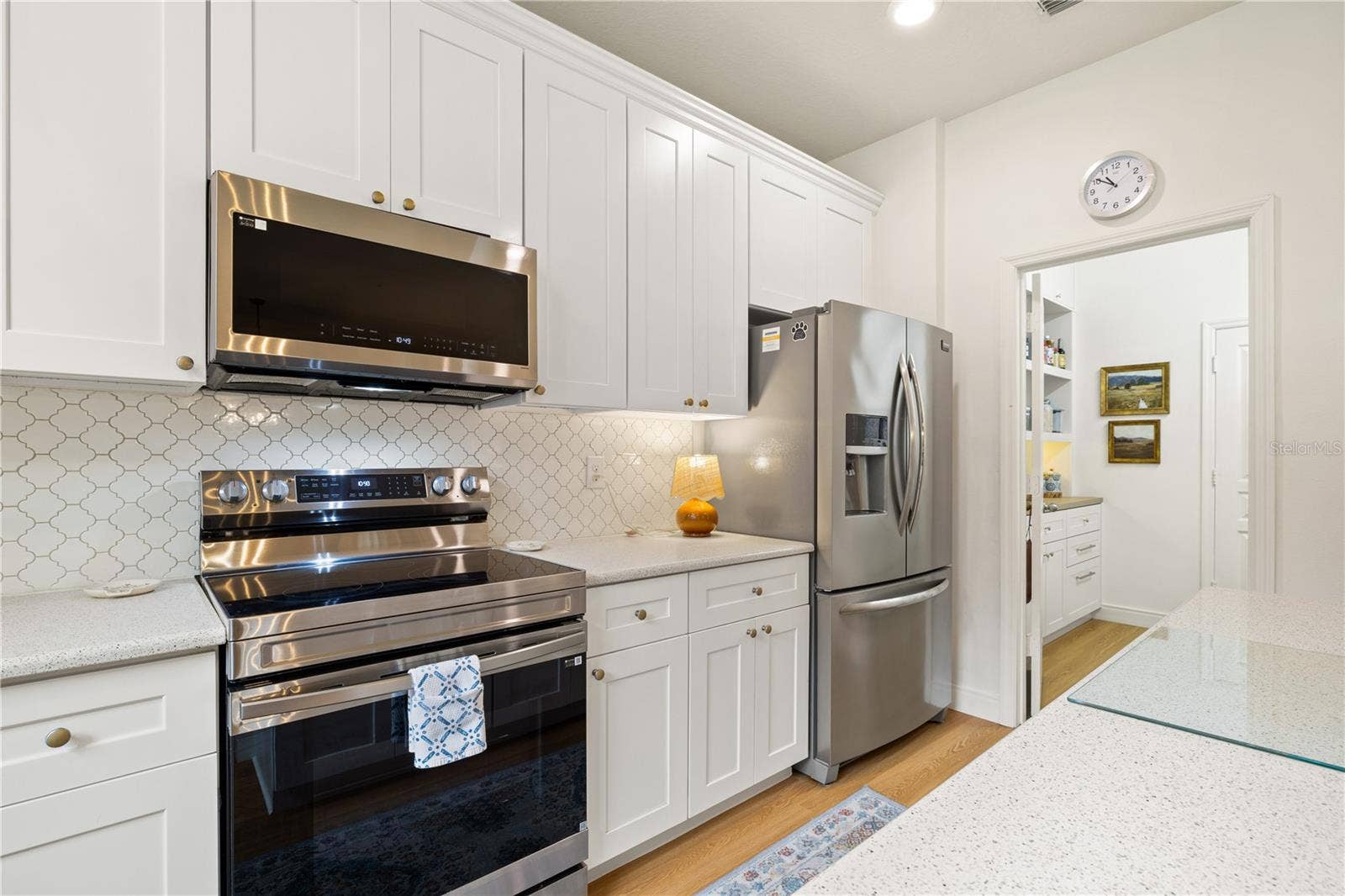 11478 WAKEWORTH STREET, Orlando, FL 32836 Kitchen with backsplash.