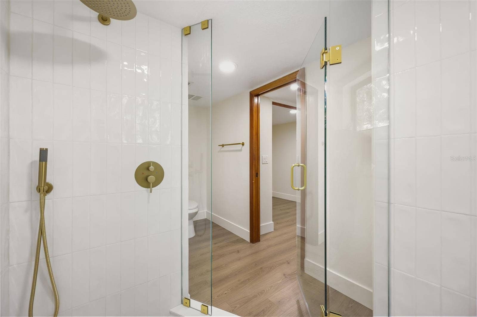 548 S OSCEOLA AVENUE, Orlando, FL 32801 primary en-suite bathroom