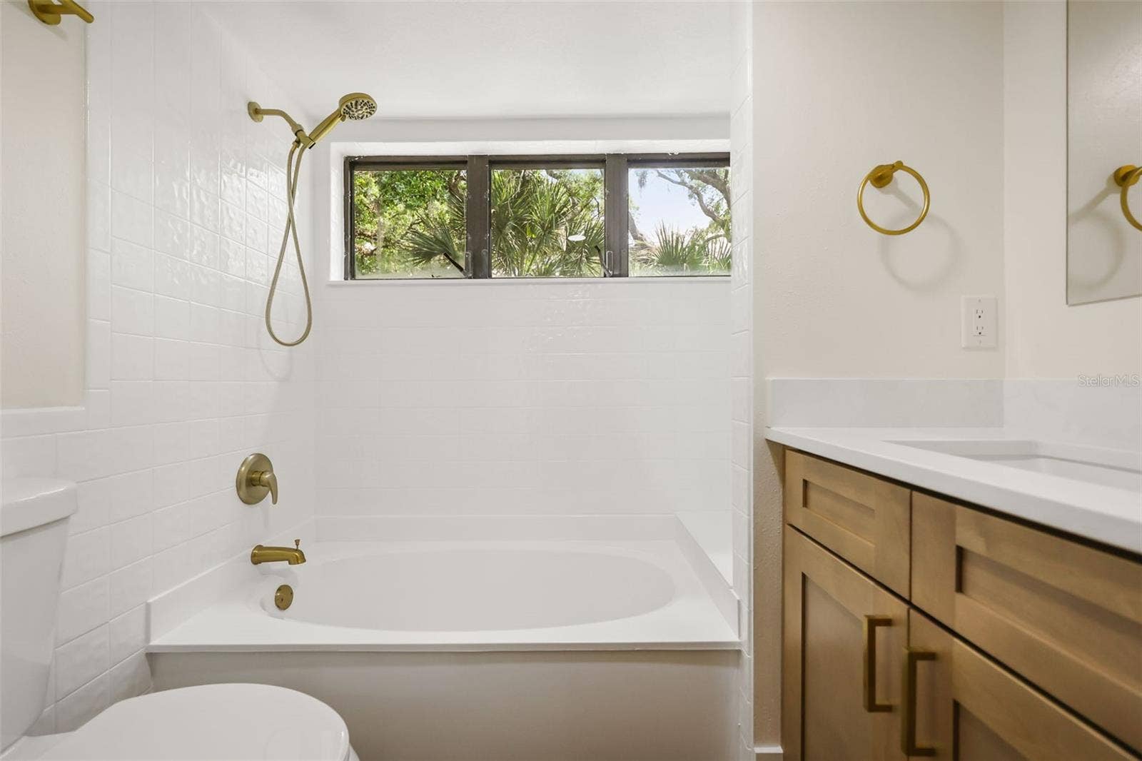 548 S OSCEOLA AVENUE, Orlando, FL 32801 en suite bathroom with tub connected to 2nd bedroom