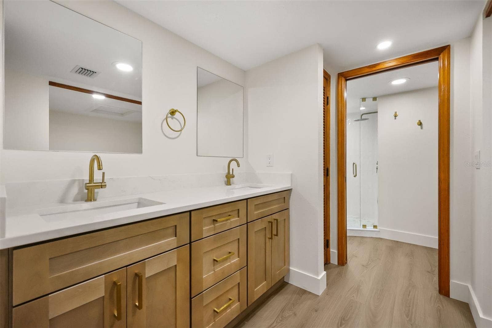 548 S OSCEOLA AVENUE, Orlando, FL 32801 primary en-suite bathroom
