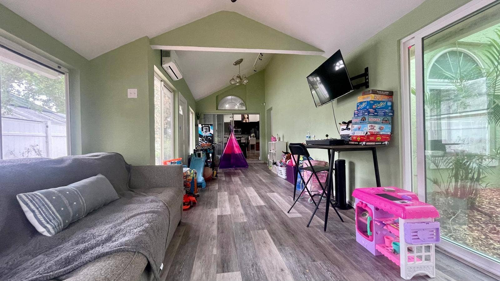 1044 NIN STREET, Orlando, FL 32835 1044 NIN STREET, Orlando, FL 32835