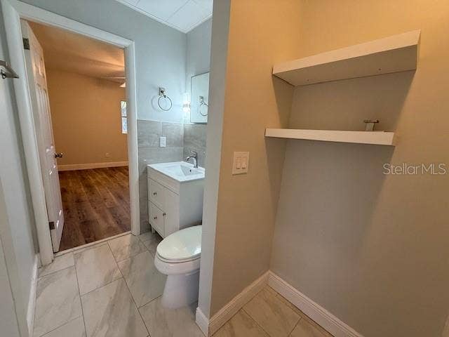 1092 EASTBROOK BOULEVARD, Winter Park, FL 32792 main bath shelving