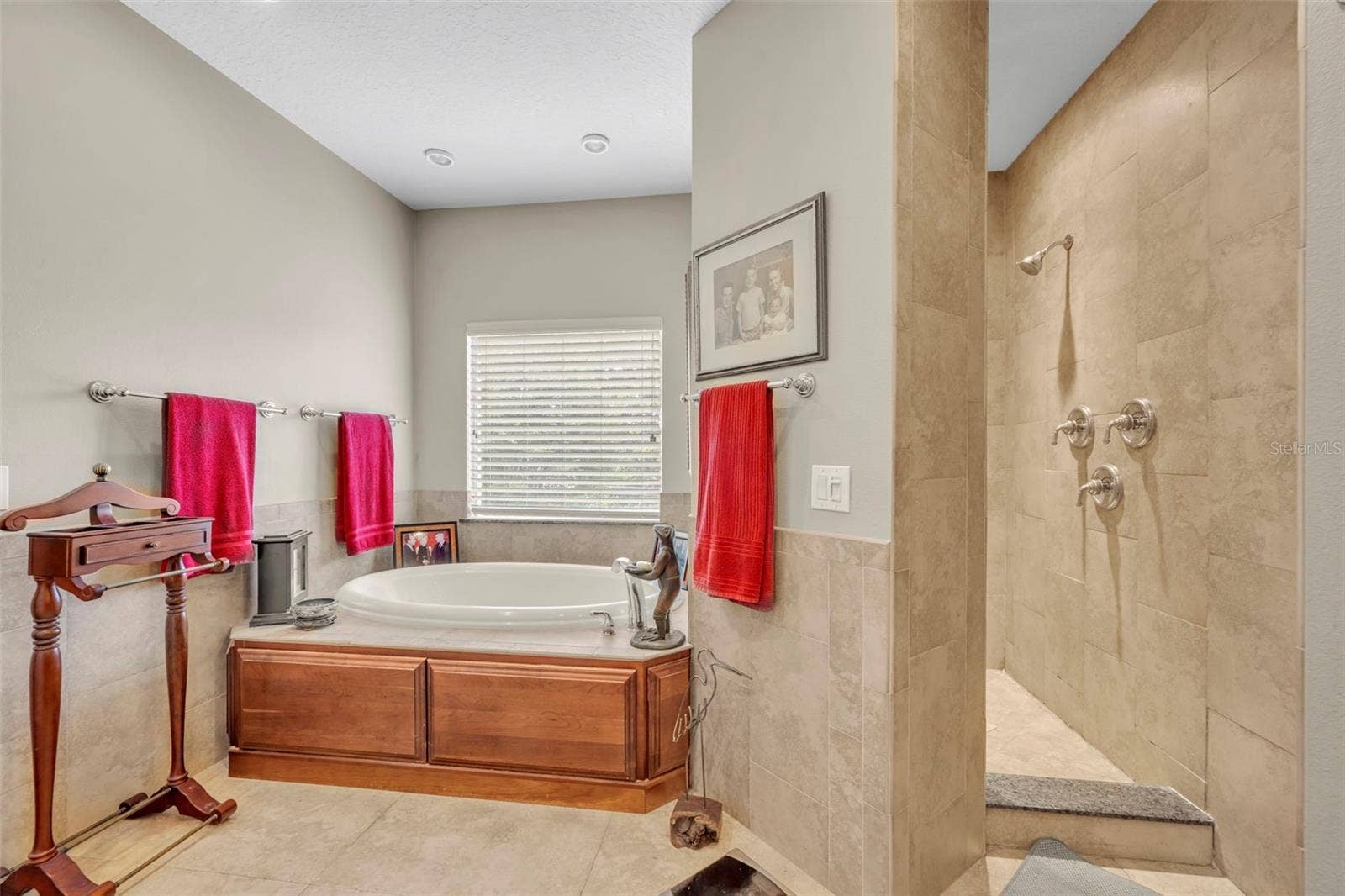 1031 GUERNSEY STREET, Orlando, FL 32804 Spa Tub and Separate Shower