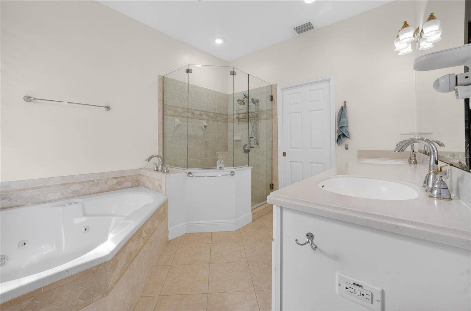 279 ZACHARY WADE STREET, Winter Garden, FL 34787 Primary bath with dual sinks, jacuzzi tub, shower and white vanity cabinet