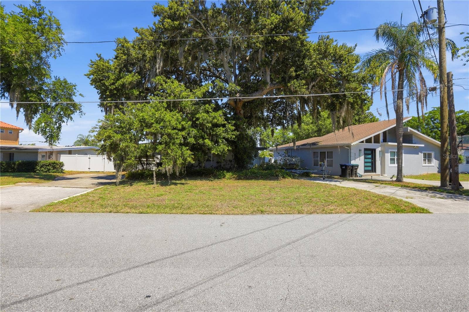 5716 MOONLIGHT CIRCLE, Orlando, FL 32839 2 driveways
