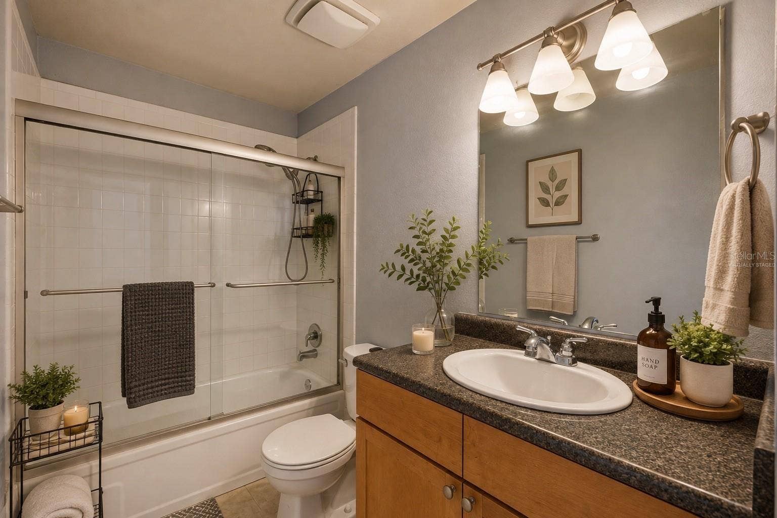 193 LEWFIELD CIRCLE, Winter Park, FL 32792 Virtually Staged Second Bedroom Bathroom