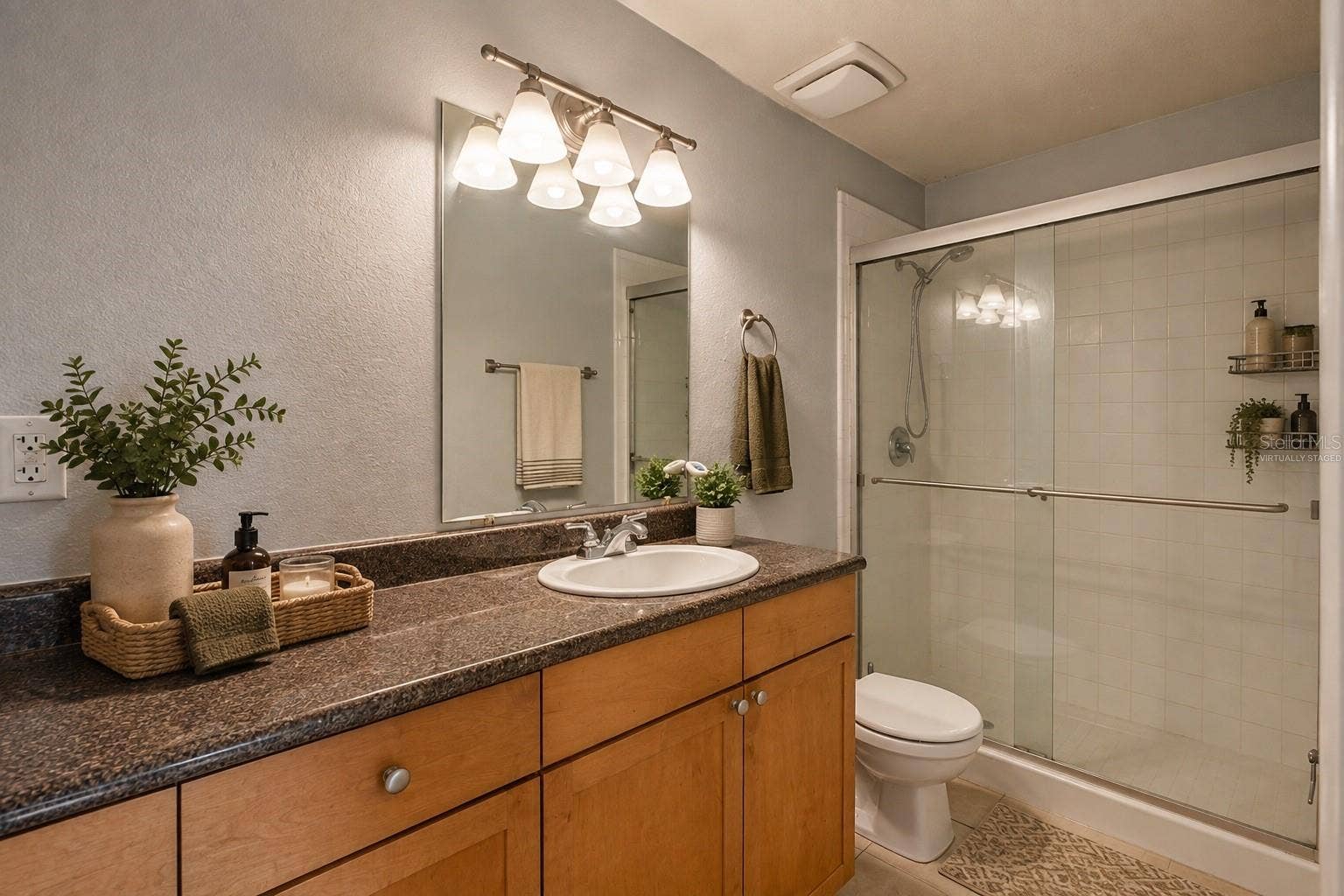193 LEWFIELD CIRCLE, Winter Park, FL 32792 Virtually Staged First Bedroom Bathroom