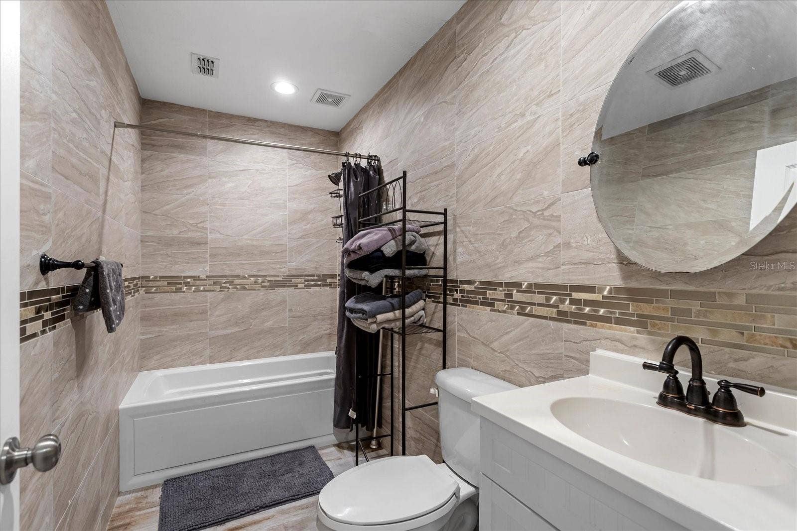 524 EDEN PARK, Altamonte Springs, FL 32714 In Law Bath
