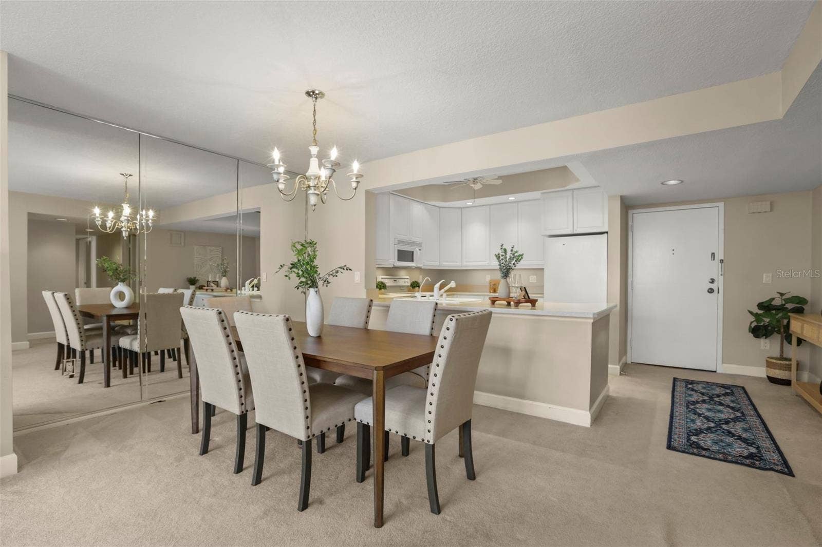 300 CAROLINA AVENUE, #402C, Winter Park, FL 32789 The dining room and large foyer frame the kitchen.