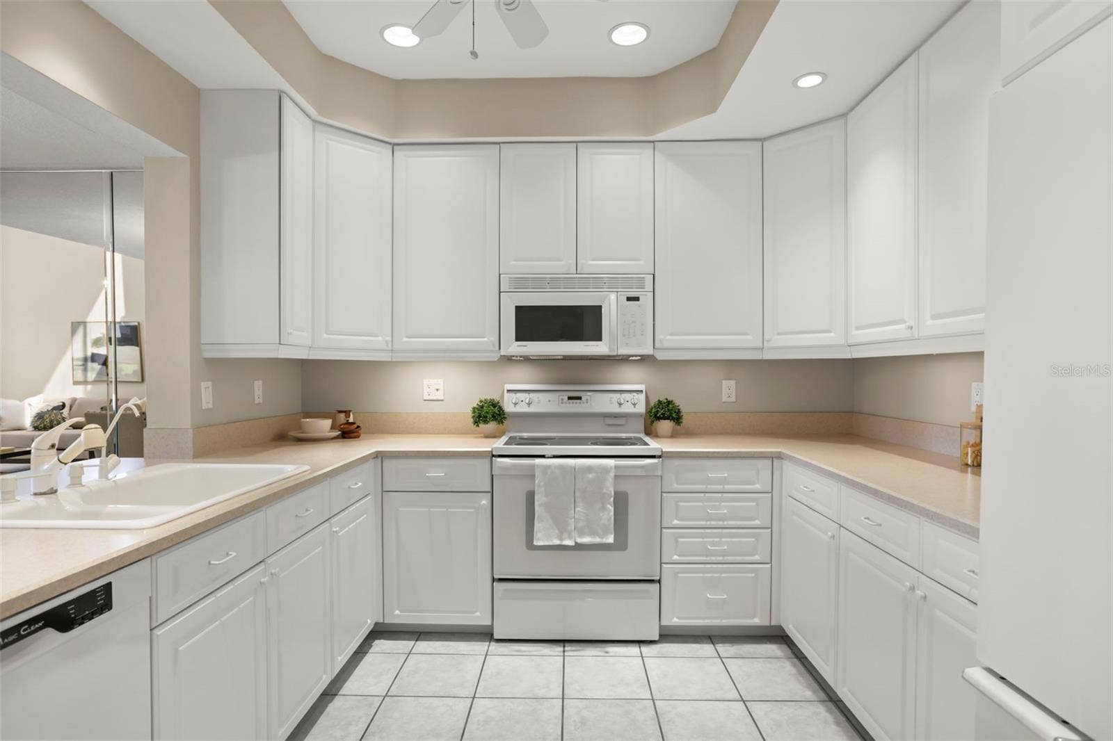 300 CAROLINA AVENUE, #402C, Winter Park, FL 32789 Both cabinet storage and counter space are abundant in this bright kitchen!