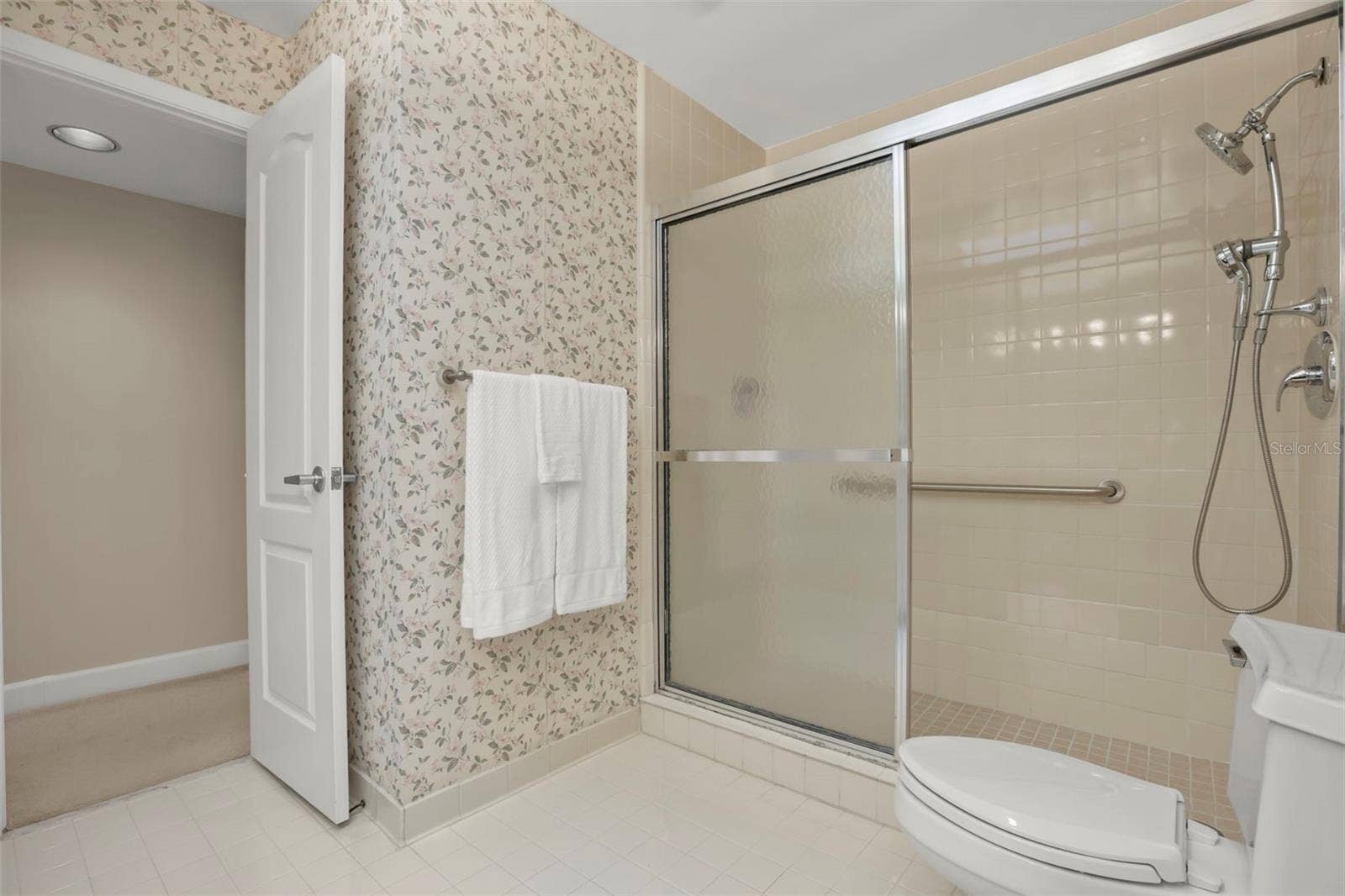 300 CAROLINA AVENUE, #402C, Winter Park, FL 32789 The primary bathroom.