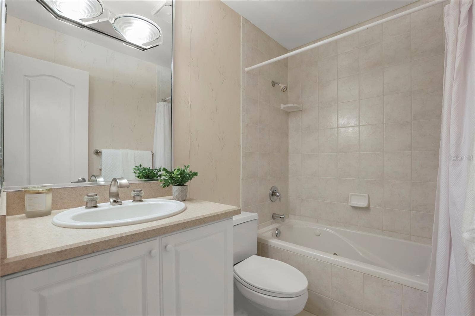 300 CAROLINA AVENUE, #402C, Winter Park, FL 32789 The guest bathroom includes a jetted tub.