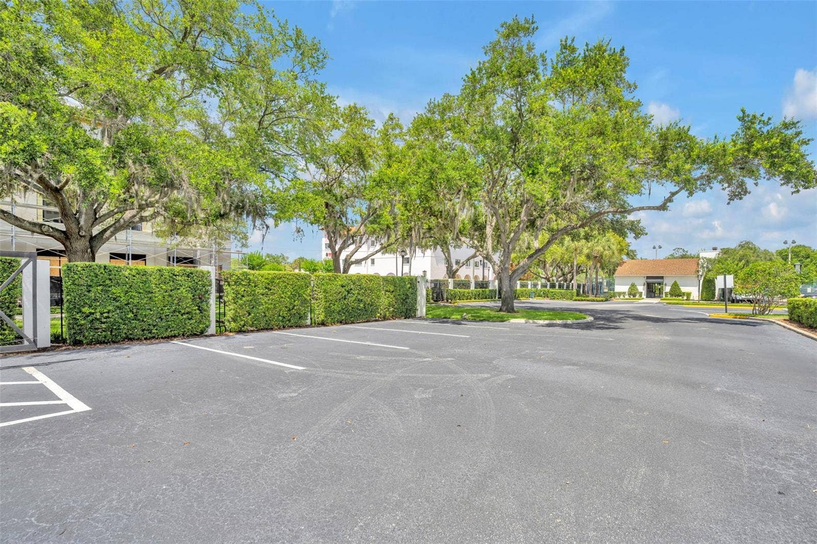 300 CAROLINA AVENUE, #402C, Winter Park, FL 32789 Meticulously-maintained landscaping surrounds the grounds and ample guest parking areas.