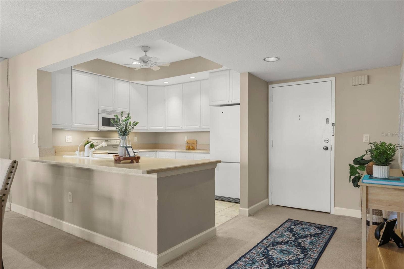 300 CAROLINA AVENUE, #402C, Winter Park, FL 32789 The kitchen also features a breakfast bar, 42" cabinets, recessed lighting, and an elegant flow into the roomy foyer.