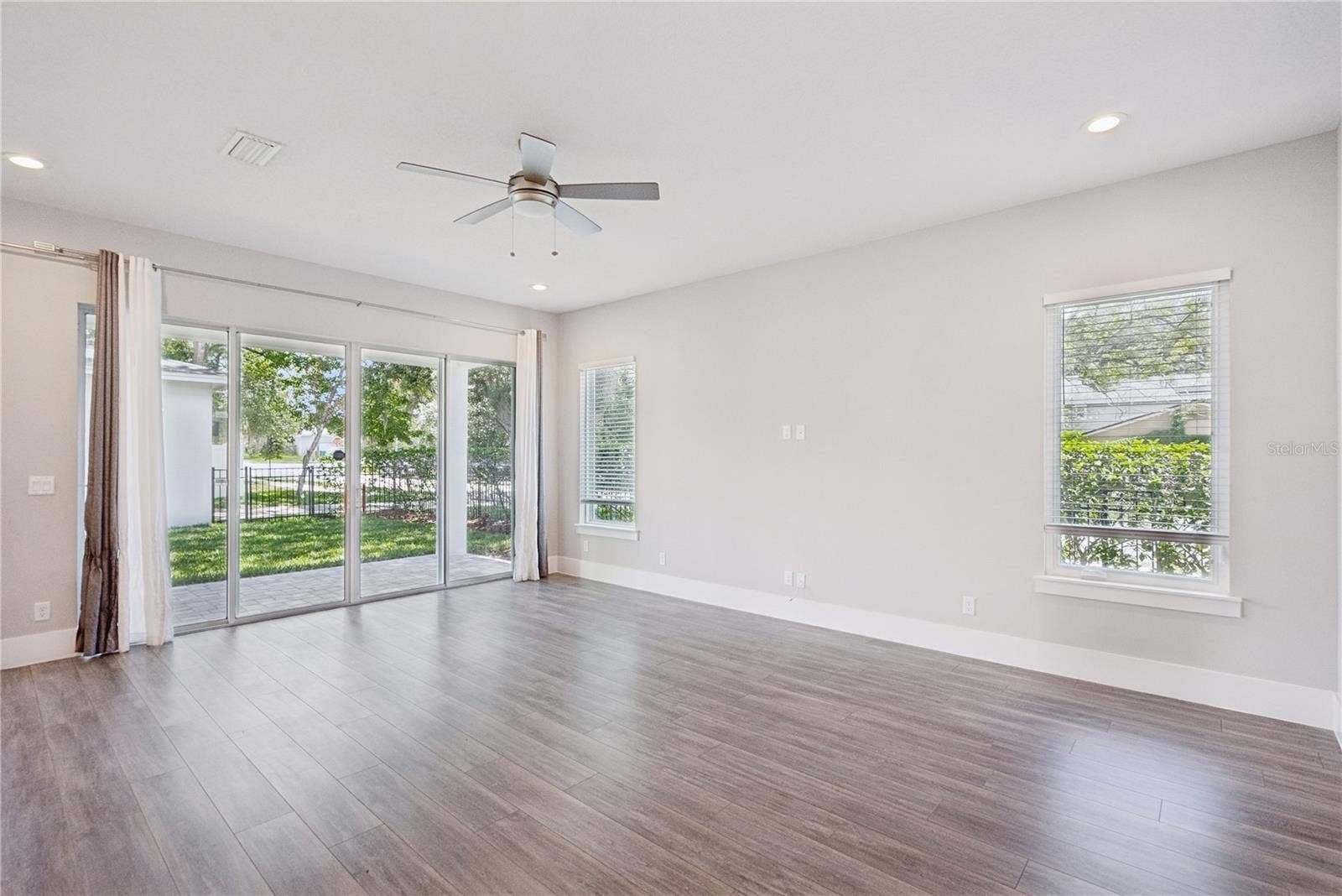 200 E GRANT STREET, Orlando, FL 32806 Living and dining area