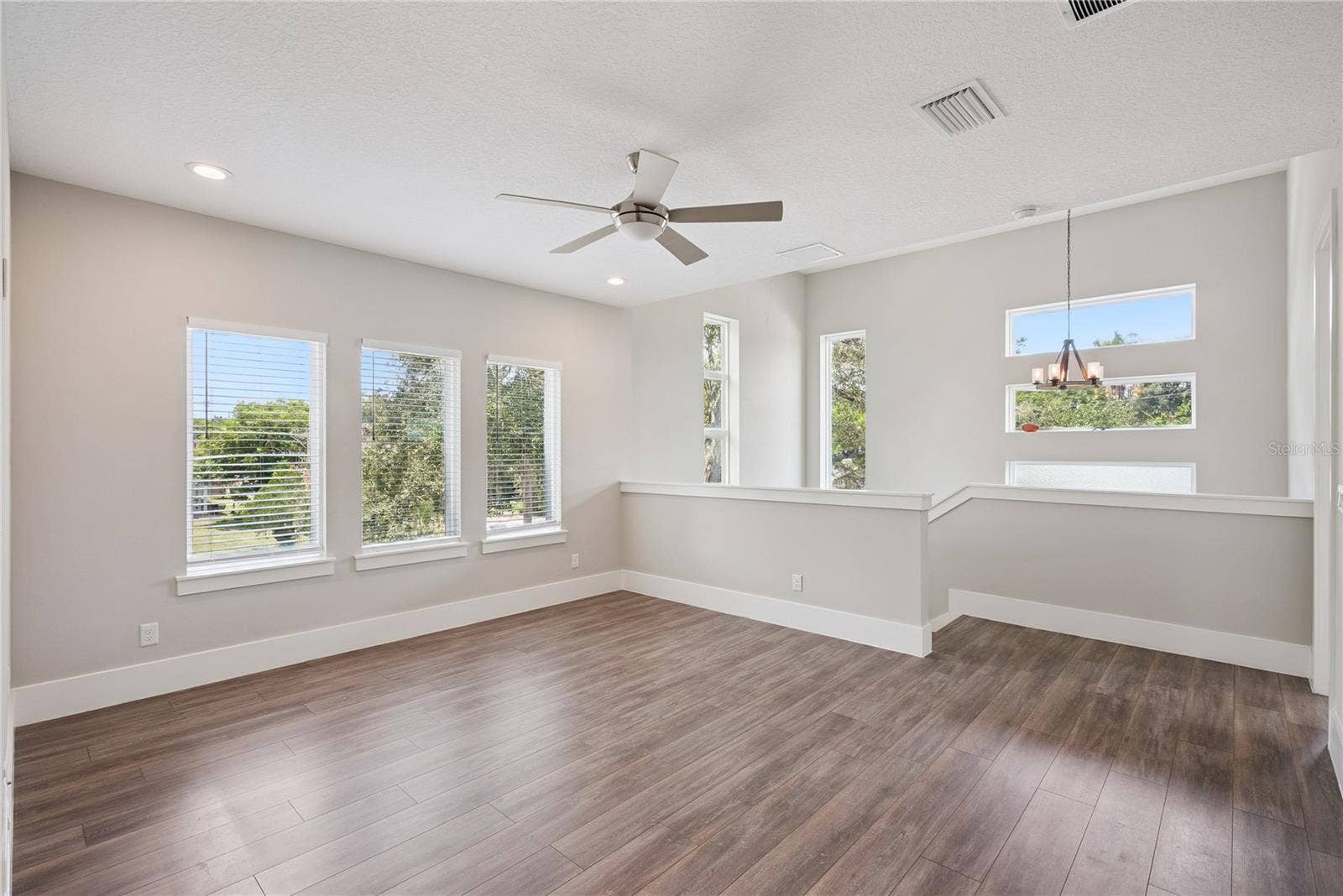 200 E GRANT STREET, Orlando, FL 32806 Stair landing