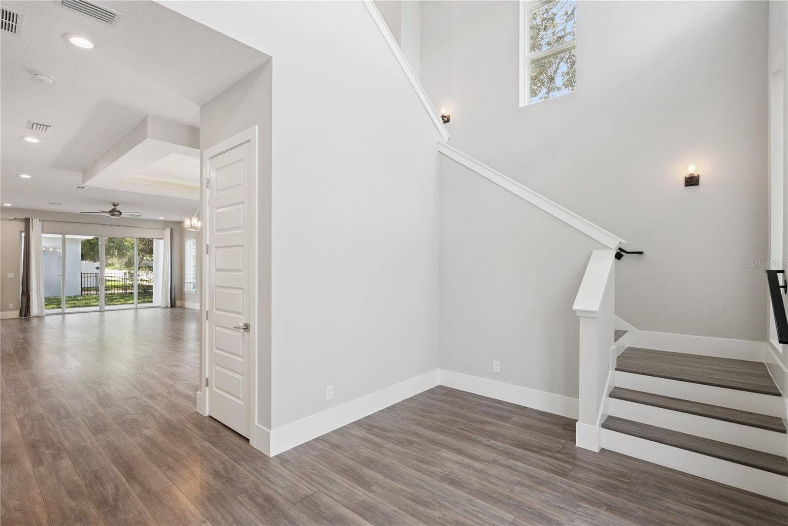 200 E GRANT STREET, Orlando, FL 32806 Foyer and stairs
