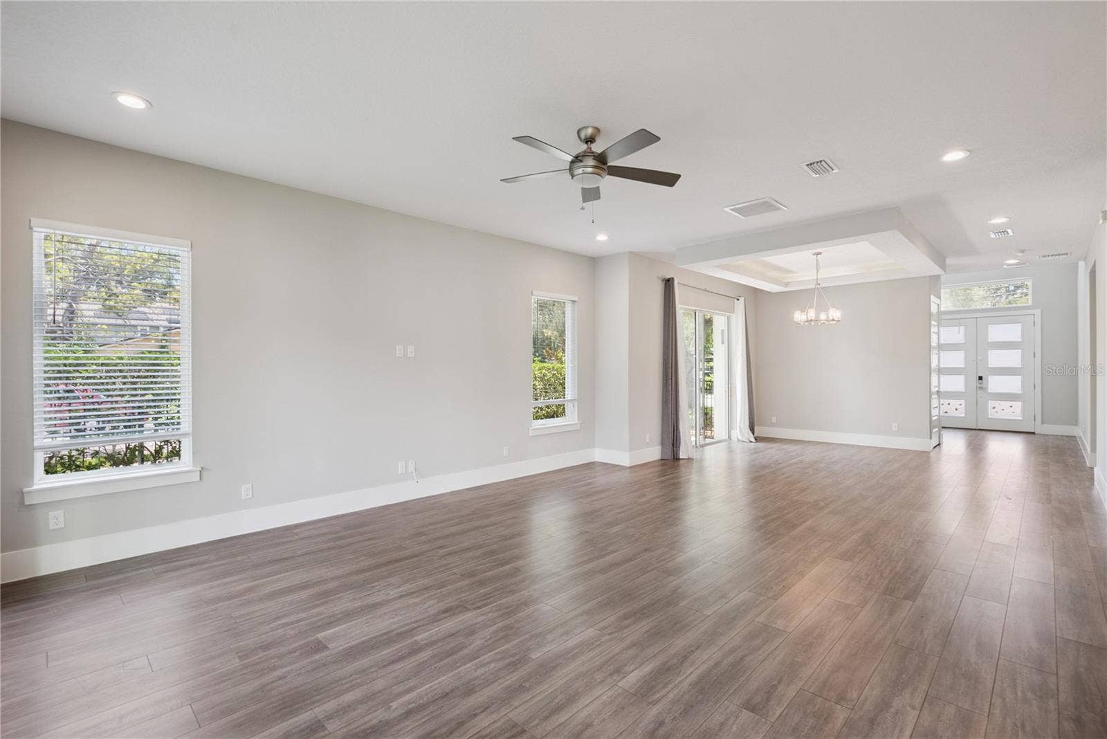 200 E GRANT STREET, Orlando, FL 32806 Living and dining area