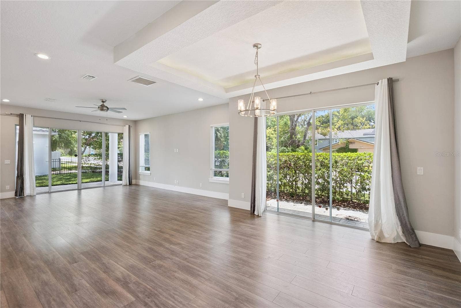 200 E GRANT STREET, Orlando, FL 32806 Living and dining area