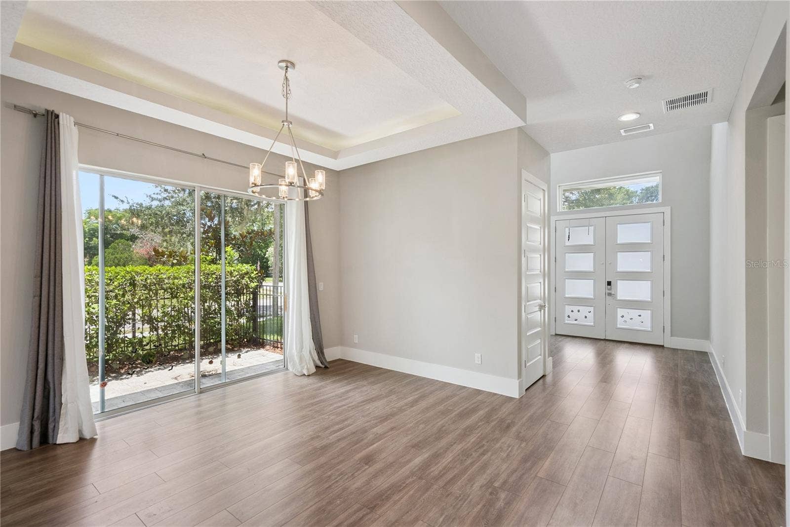 200 E GRANT STREET, Orlando, FL 32806 Living and dining area