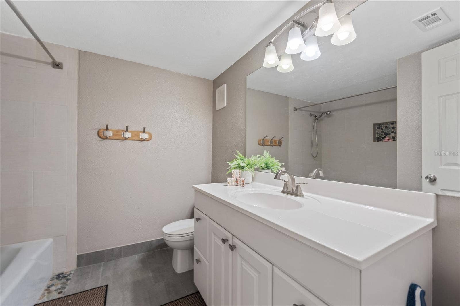 4310 LAKEWAY DRIVE, #12B, Orlando, FL 32839 4310 LAKEWAY DRIVE, #12B, Orlando, FL 32839
