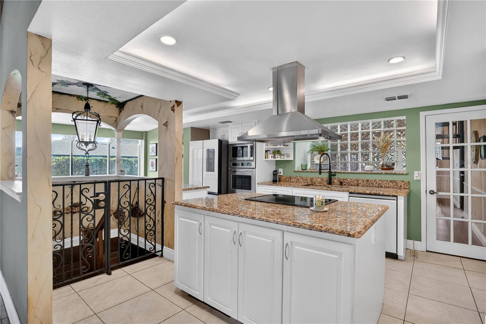 1367 CAMPBELL STREET, Orlando, FL 32806 The kitchen boasts timeless design.