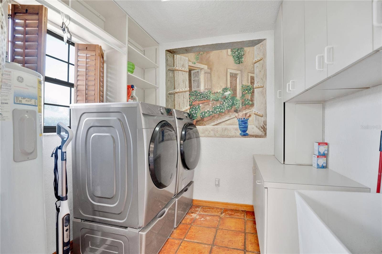 1367 CAMPBELL STREET, Orlando, FL 32806 Laundry located right off of the kitchen. Washer and dryer convey.