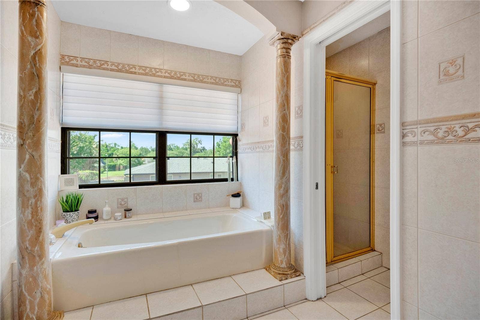 1367 CAMPBELL STREET, Orlando, FL 32806 Soak in peace and quiet