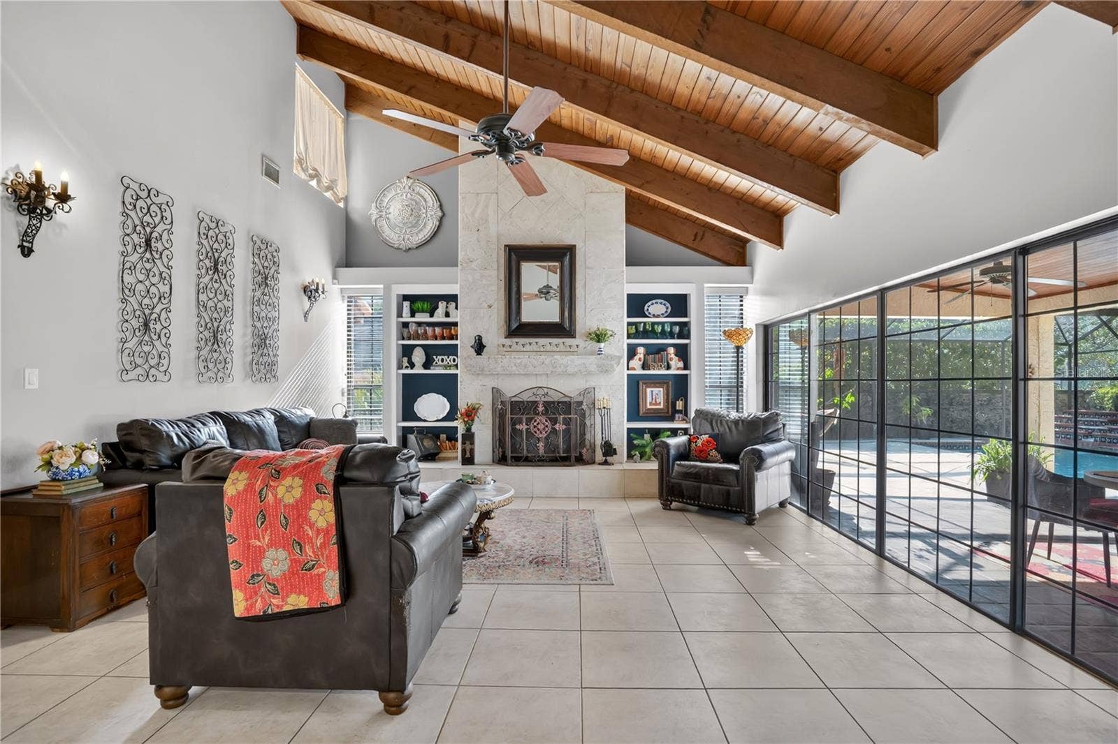 1367 CAMPBELL STREET, Orlando, FL 32806 The great room leads to the screen-enclosed pool.