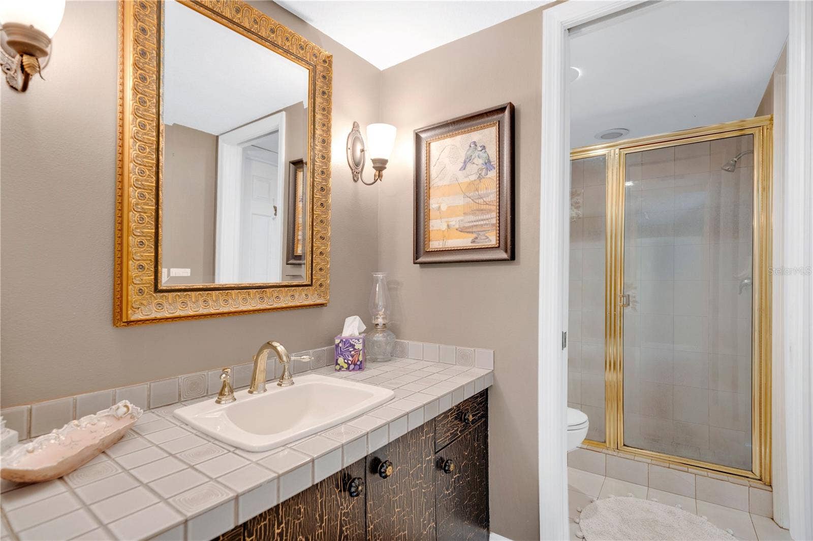 1367 CAMPBELL STREET, Orlando, FL 32806 The en suite bathroom