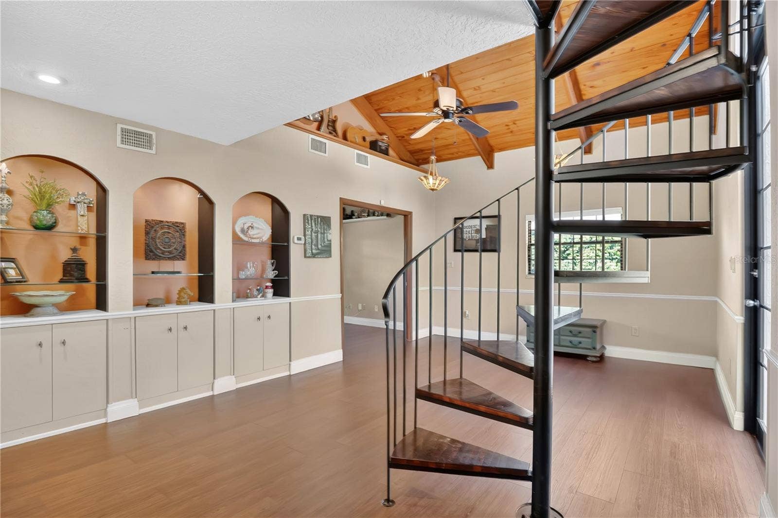 1367 CAMPBELL STREET, Orlando, FL 32806 Made for entertaining your guests