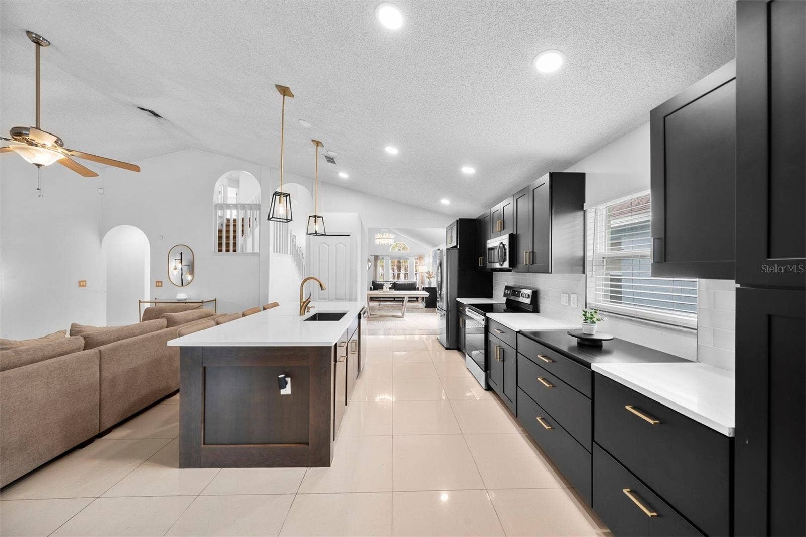 526 FITZWILLIAM WAY, Orlando, FL 32828 Kitchen & Family Room
