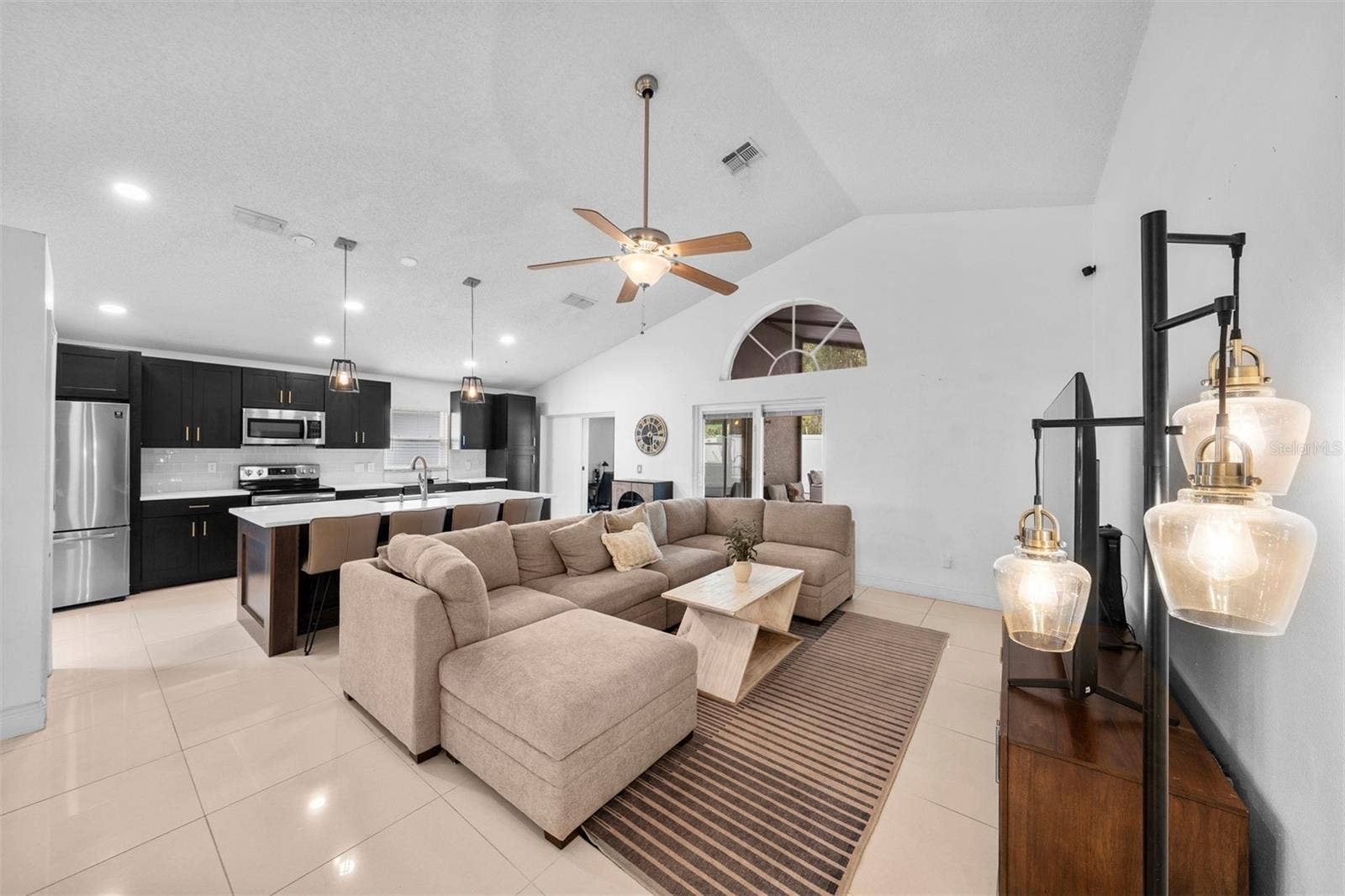 526 FITZWILLIAM WAY, Orlando, FL 32828 Kitchen & Family Room