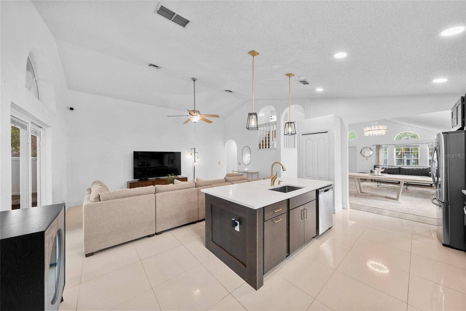 526 FITZWILLIAM WAY, Orlando, FL 32828 Kitchen & Family Room