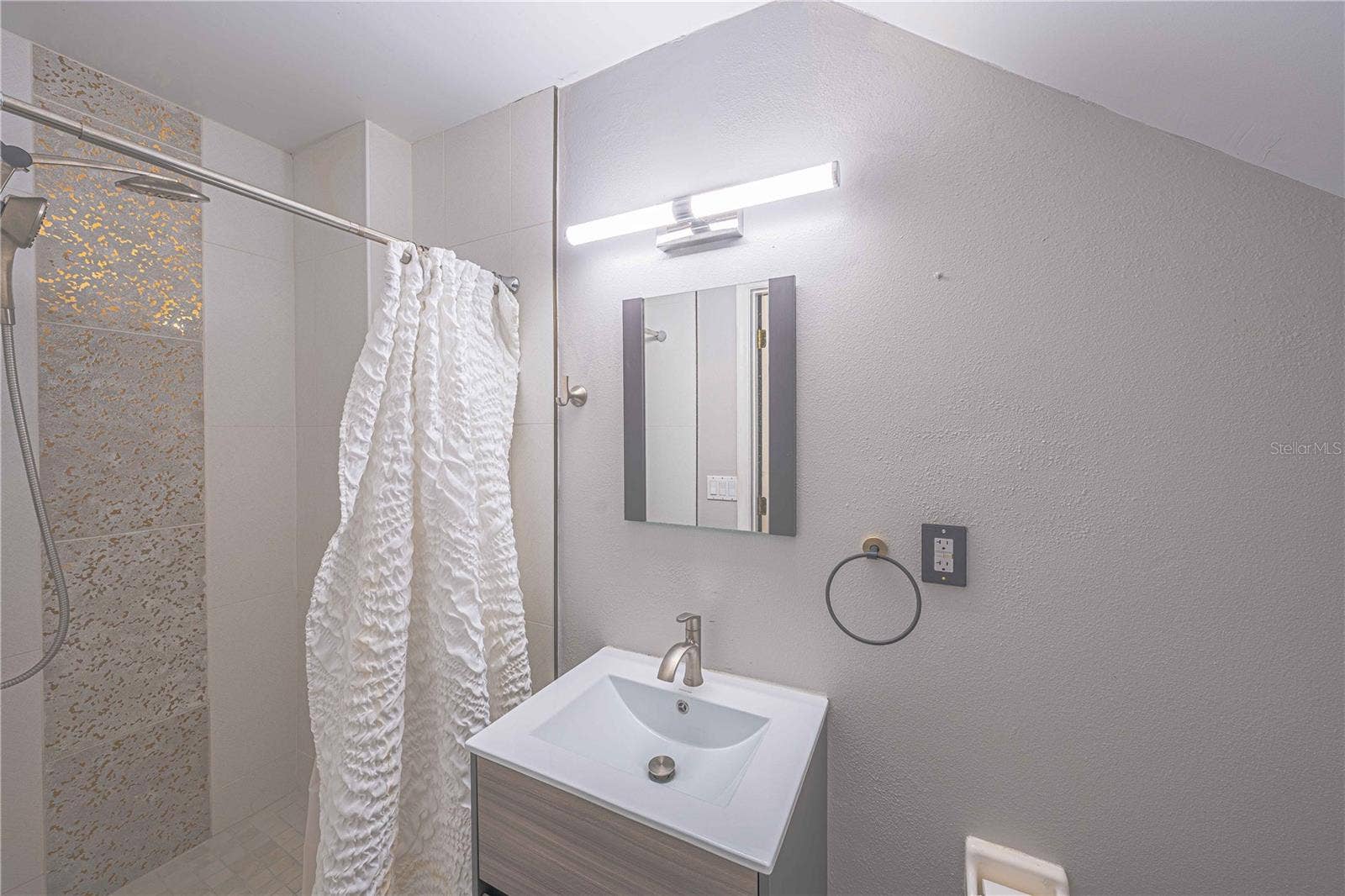 526 FITZWILLIAM WAY, Orlando, FL 32828 Bathroom 2