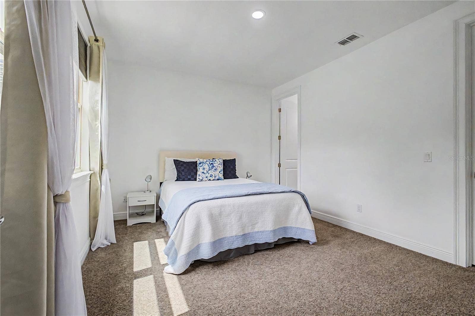 11768 HAMPSTEAD STREET, Windermere, FL 34786 bedroom in-suite with walk-in closet