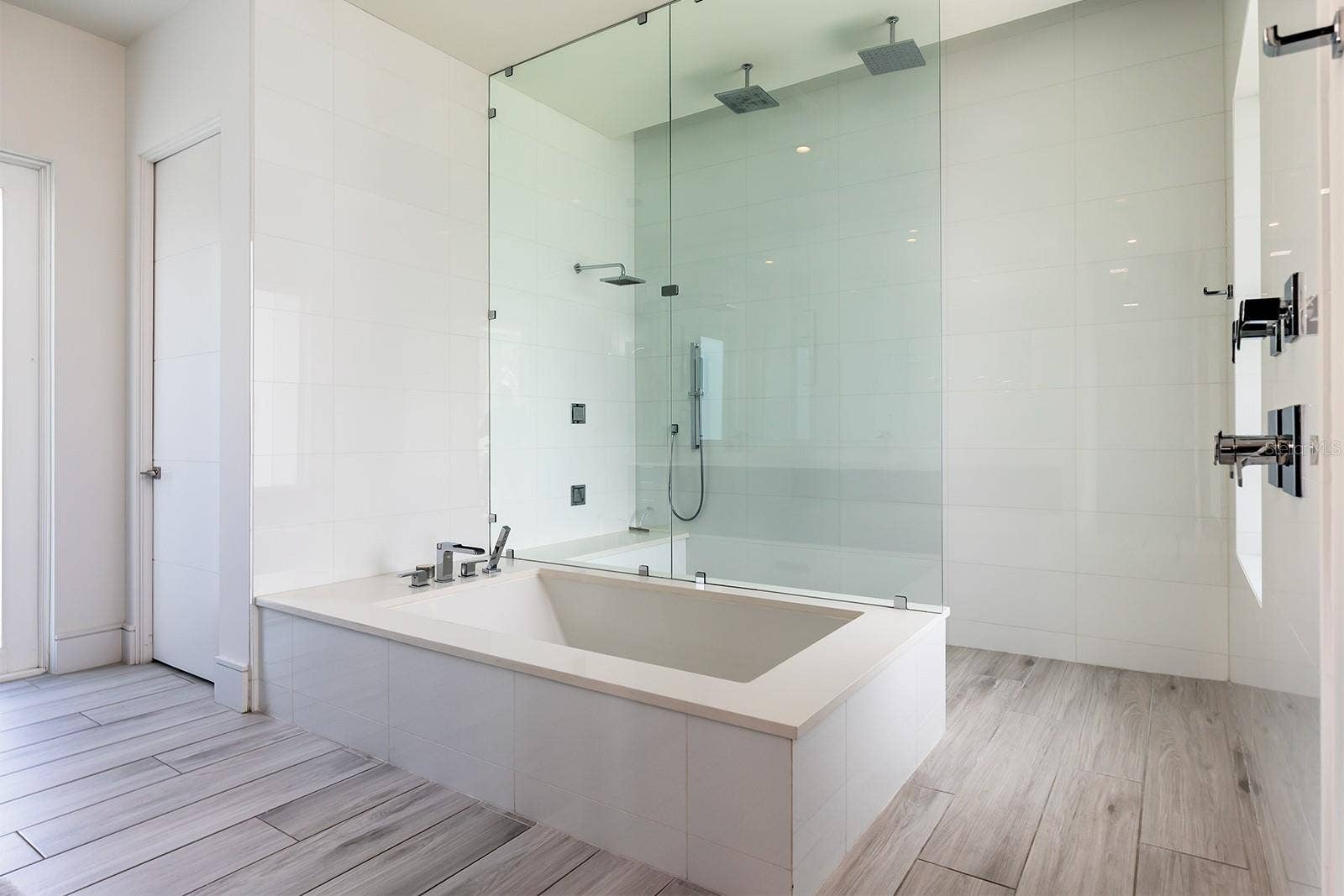 231 CHELTON CIRCLE, Winter Park, FL 32789 Primary Suite Upstairs - Bathroom