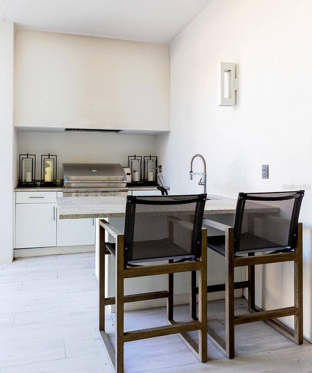 231 CHELTON CIRCLE, Winter Park, FL 32789 Summer Kitchen with Seating for Two